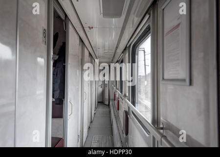 Zug-Interieur mit leeren Durchgang Stockfoto