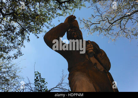 Dr. David Livingstone-Statue am Rande der Victoria-Fälle. Mosi-Oa-Tunya – das Rauchen, dass Donner – der lokale Name für die Victoriafälle ist rec Stockfoto