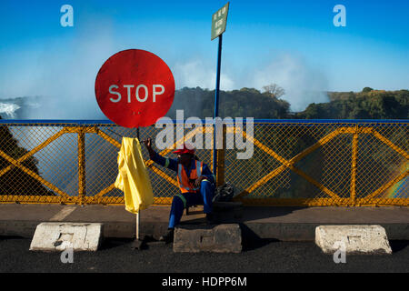 Stop-Schild an der Grenzbrücke Sambia und Simbabwe. Die Victoria Falls Bridge ist 100 Jahre alt im Jahr 2005.  Die Victoria Falls Bridge war die Idee Stockfoto