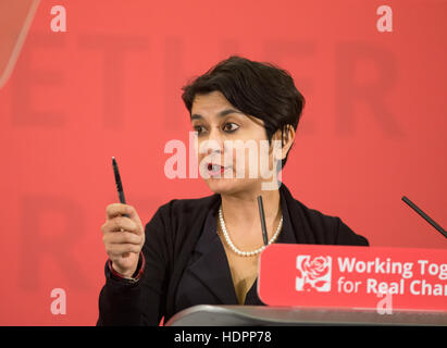 Sharmishta Chakrabarti, Baroness Chakrabarti, CBE, allgemein bekannt als Shami Chakrabarti, Vorsitzender einer Menschenrechtsdebatte für Arbeit Stockfoto