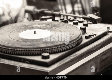 Alten staubigen Plattenspieler wie Vintage Überraschung in sepia Stockfoto