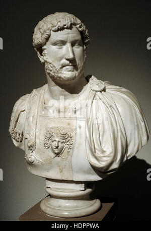 Hadrian (76-138). 14. Kaiser des römischen Reiches. Dynastie, Nervan-Antonine. Hadrian inmitten einer Büste mit Kürass, c. Ad 130. Nationales Archäologisches Museum, Naples. Italien. Stockfoto