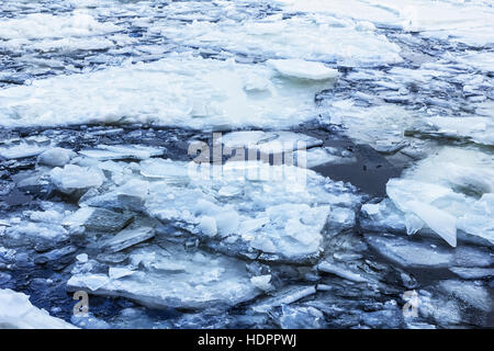 Stücke von Eis im Winter kaltes Wasser Stockfoto