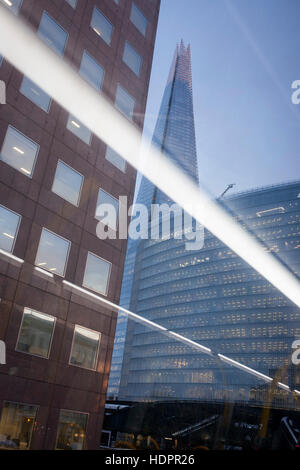 Eine Szene der städtischen Architektur an der London Bridge mit der Shard reiten hoch über und mit diagonalen Beleuchtung aus dem Inneren eines Busses am 9. Dezember 2016, in der City of London. Stockfoto