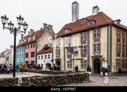 Alte Häuser in der Nähe der Kathedrale von St. Peter im Zentrum von Riga. Lettland am November 2013. Stockfoto