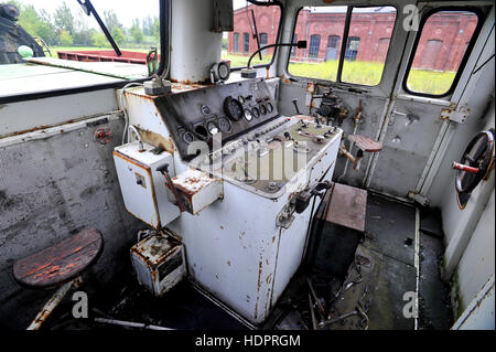 Bedienfeld einer verlassenen und verfallenen Diesel Rangier-Motor in einem deutschen Bahn Hof, urban exploration Stockfoto