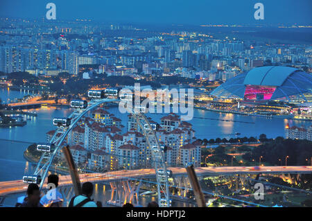 Singapore Flyer in der Nacht gesehen von Skybar Stockfoto