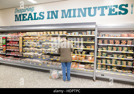 Älterer Mann Einkaufen für Fertiggerichte bei Safeway Supermarkt, London, England, UK Stockfoto