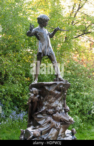 Statue von Peter Pan von Sir George Frampton in Kensington Gardens, London, England, UK Stockfoto