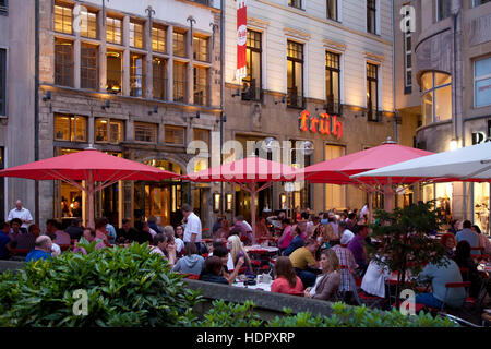 Europa, Deutschland, Köln, Brauereiwirtschaft Frueh in der Nähe der Kathedrale. Stockfoto