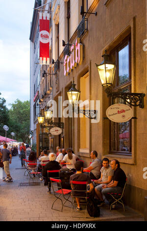 Europa, Deutschland, Köln, Brauereiwirtschaft Frueh in der Nähe der Kathedrale. Stockfoto