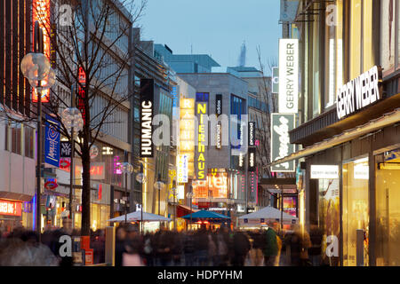 Europa, Deutschland, Nordrhein-Westfalen, Köln, shopping street Schildergasse in der Stadt Stockfoto