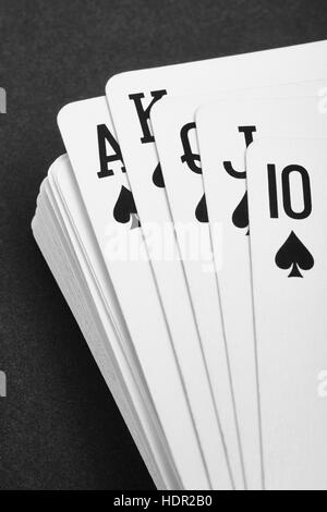 Poker Kartenspiel mit Spaten Straight Flush. Schwarz und weiß. Vertikal Stockfoto