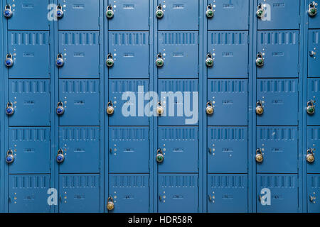 Reihen von blauen Metall Schule Schließfächer mit Schlössern Stockfoto