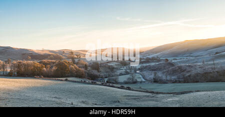 Sonnenaufgang über das Tal Borthwick und Winterfrost. Hawick, Scottish Borders, Schottland Stockfoto