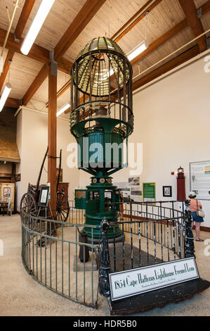 Die ursprünglichen 1854 Cape Hatteras Llighthouse Fresnel-Linse auf dem Friedhof von Atlantic Museum, Hatteras Island, Outer Banks, North Carolina, USA. Stockfoto