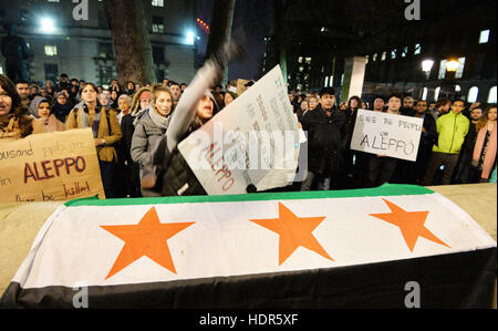 Eine Demonstration gegen die Zerstörung der syrischen Stadt Aleppo vor Downing Street in Whitehall im Zentrum von London. PRESS ASSOCIATION Foto Bild Datum: Dienstag, 13. Dezember 2016. Bildnachweis sollte lauten: John Stillwell/PA Wire Stockfoto