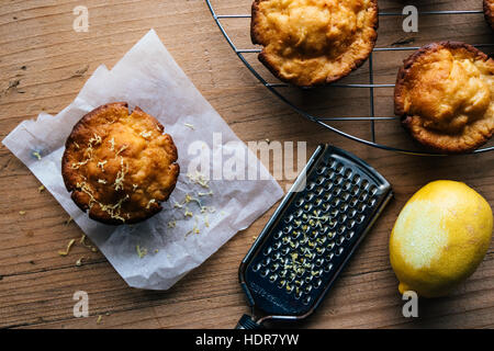 hausgemachte frische Zitrone Muffin auf Holztisch Stockfoto