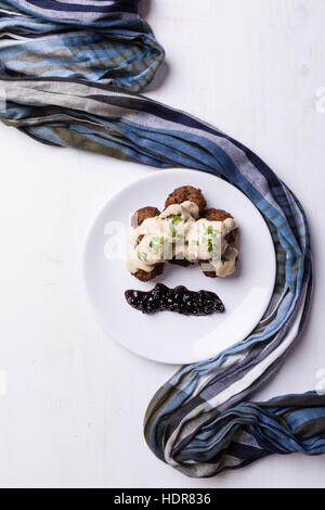 schwedische Fleischbällchen mit Blaubeeren Marmelade auf weißen Teller Stockfoto