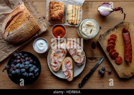 Overhead Schuss von traditionellen rustikalen Siebenbürger Frühstück flatlay Stockfoto