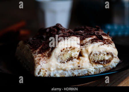 hausgemachte Tiramisu Dessert auf rustikalen Tisch auf schwarzem Teller Stockfoto