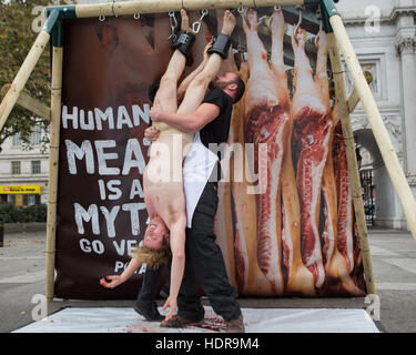 Grafischen Inhalt *** ein Mann aufgehängt ist und "Geschlachtet" während inszenierten Photocall für PeTA, auf Welt-Vegan-Tag in Marble Arch, London Featuring: Atmosphäre wo: London, Vereinigtes Königreich als: 1. November 2016 Stockfoto