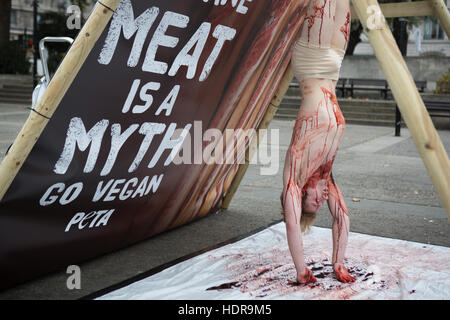 Grafischen Inhalt *** ein Mann aufgehängt ist und "Geschlachtet" während inszenierten Photocall für PeTA, auf Welt-Vegan-Tag in Marble Arch, London Featuring: Atmosphäre wo: London, Vereinigtes Königreich als: 1. November 2016 Stockfoto