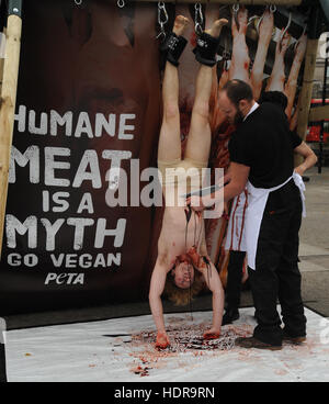 Grafischen Inhalt *** ein Mann ist aufgereiht und "Geschlachtet" während inszenierten Photocall für PETA auf Welt-Vegan-Tag in Marble Arch, London Featuring: Atmosphäre wo: London, Vereinigtes Königreich als: 1. November 2016 Stockfoto