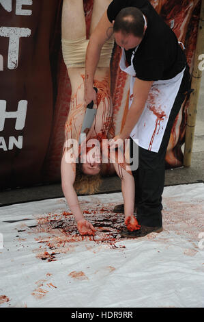 Grafischen Inhalt *** ein Mann ist aufgereiht und "Geschlachtet" während inszenierten Photocall für PETA auf Welt-Vegan-Tag in Marble Arch, London Featuring: Atmosphäre wo: London, Vereinigtes Königreich als: 1. November 2016 Stockfoto