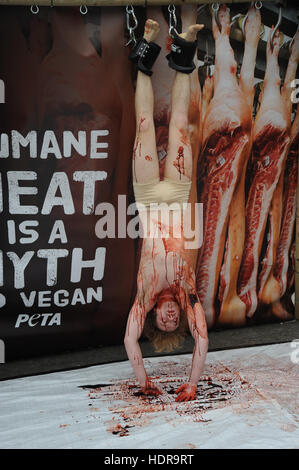 Grafischen Inhalt *** ein Mann ist aufgereiht und "Geschlachtet" während inszenierten Photocall für PETA auf Welt-Vegan-Tag in Marble Arch, London Featuring: Atmosphäre wo: London, Vereinigtes Königreich als: 1. November 2016 Stockfoto