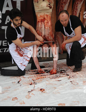 Grafischen Inhalt *** ein Mann ist aufgereiht und "Geschlachtet" während inszenierten Photocall für PETA auf Welt-Vegan-Tag in Marble Arch, London Featuring: Atmosphäre wo: London, Vereinigtes Königreich als: 1. November 2016 Stockfoto