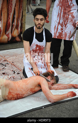 Grafischen Inhalt *** ein Mann ist aufgereiht und "Geschlachtet" während inszenierten Photocall für PETA auf Welt-Vegan-Tag in Marble Arch, London Featuring: Atmosphäre wo: London, Vereinigtes Königreich als: 1. November 2016 Stockfoto