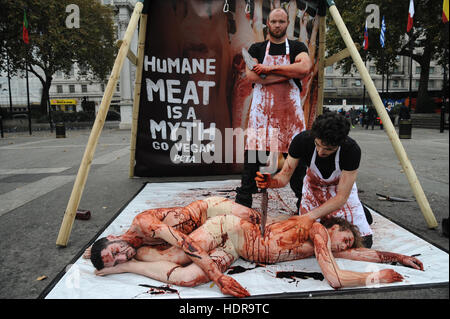 Grafischen Inhalt *** ein Mann ist aufgereiht und "Geschlachtet" während inszenierten Photocall für PETA auf Welt-Vegan-Tag in Marble Arch, London Featuring: Atmosphäre wo: London, Vereinigtes Königreich als: 1. November 2016 Stockfoto