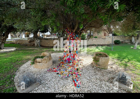 Ein Baum von gestrickten wollenen Blumen in einem Park Gladstonos in Paphos Altstadt eingerichtet. Stockfoto