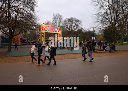 Menschen zu Fuß durch Winterlandschaft Eingang im Hyde Park, London Stockfoto