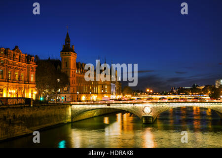 Die Conciergerie, die Gebäude in der Nacht in Paris, Frankreich Stockfoto