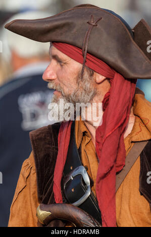 ROSTOCK / Deutschland - 10. August 2014: ein Mann in einem Piratenkostüm geht auf der Hanse Sail. Die Hanse Sail ist das größte maritime Festival in Mecklenburg Stockfoto