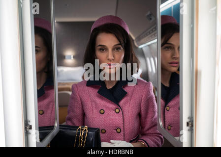 Jackie ist eine kommende International Co-produzierte biographischen Drama Film unter der Regie von Pablo Larraín und geschrieben von Noah Oppenheim. Die Hauptrollen, Natalie Portman, Greta Gerwig, Peter Sarsgaard, Max Casella, Beth Grant und John Hurt.   Dieses Foto ist nur zu redaktionellen Zwecken und unterliegen dem Copyright von der Filmgesellschaft und/oder der Fotograf von dem Film oder der Firma zugeordnet und kann nur durch Veröffentlichungen im Zusammenhang mit der Förderung der oben genannten Film reproduziert werden. Eine obligatorische Gutschrift auf die Filmgesellschaft ist erforderlich. Der Fotograf sollte auch angerechnet werden, wenn bekannt. Stockfoto