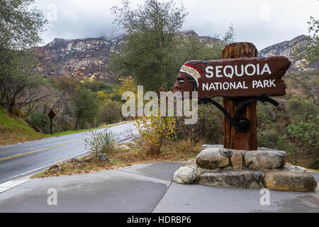 schöne Schild am Eingang des Sequoia National Park in Kalifornien Stockfoto