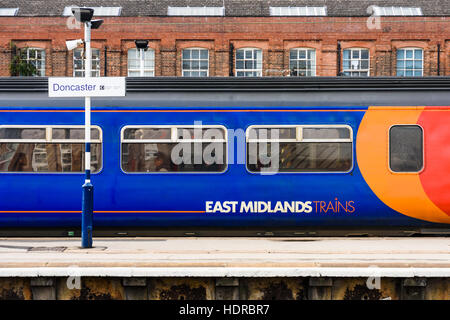 Osten Midlasnds Züge Klasse 156 Triebzug warten, Doncaster Bahnhof verlassen Stockfoto