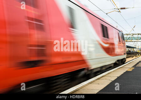 Jungfrau-Züge Ostküste Class 91 Lok mit Motion blur wie es Bahnhof Doncaster Blätter Stockfoto