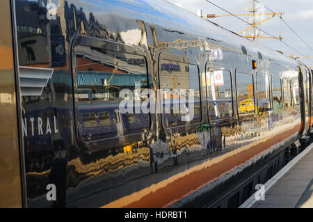 Reflexionen auf der Seite eines Grand Central Klasse 180 Diesel Zug am Bahnhof von Doncaster Stockfoto