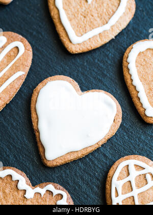 Herzform Lebkuchen Weihnachtsgebäck auf einem dunklen Hintergrund. Stockfoto