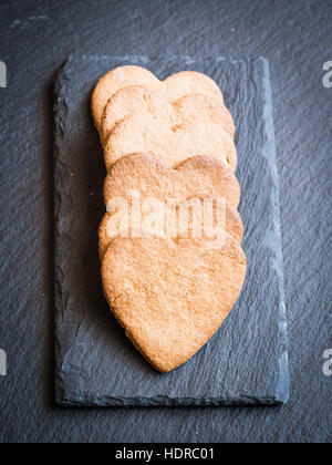 Herzform Lebkuchen auf einem dunklen Hintergrund. Stockfoto