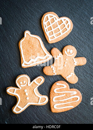 Weihnachten Lebkuchen auf einem dunklen Hintergrund. Stockfoto