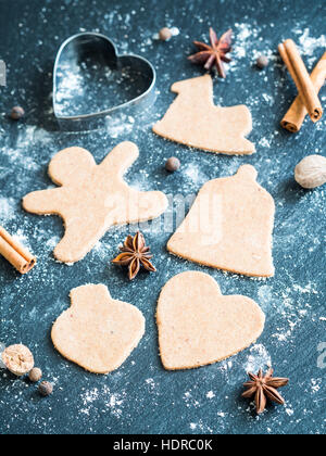 Vorbereitung der Lebkuchen Weihnachtsgebäck. Stockfoto