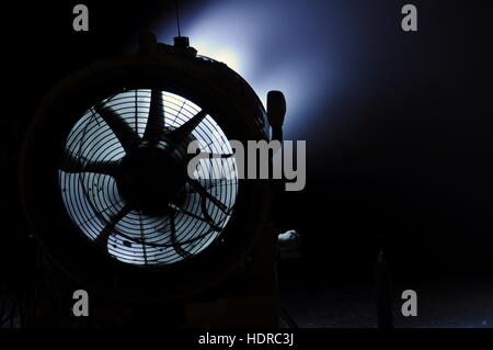 Abends Schneeerzeugung Schneekanone, Pistole, Turbine, Schnee Stockfoto