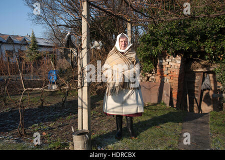 Frau aus Südmähren in einem traditionellen Kostüm posiert in ihrem Garten Stockfoto