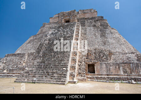 Prähistorischen Maya-Pyramiden in Uxmal, Yucatan, Mexiko. Mesoamerikanischen Stufenpyramide. UNESCO-Weltkulturerbe. Stockfoto