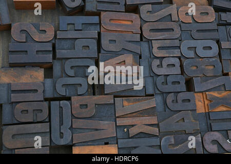 Alte dunkle Holz Vintage Antik Offset Typografie Buchdruck blockiert Grunge schmutzig mit Farbe gemischt Alphabet, Nahaufnahme, hoher Winkel Stockfoto